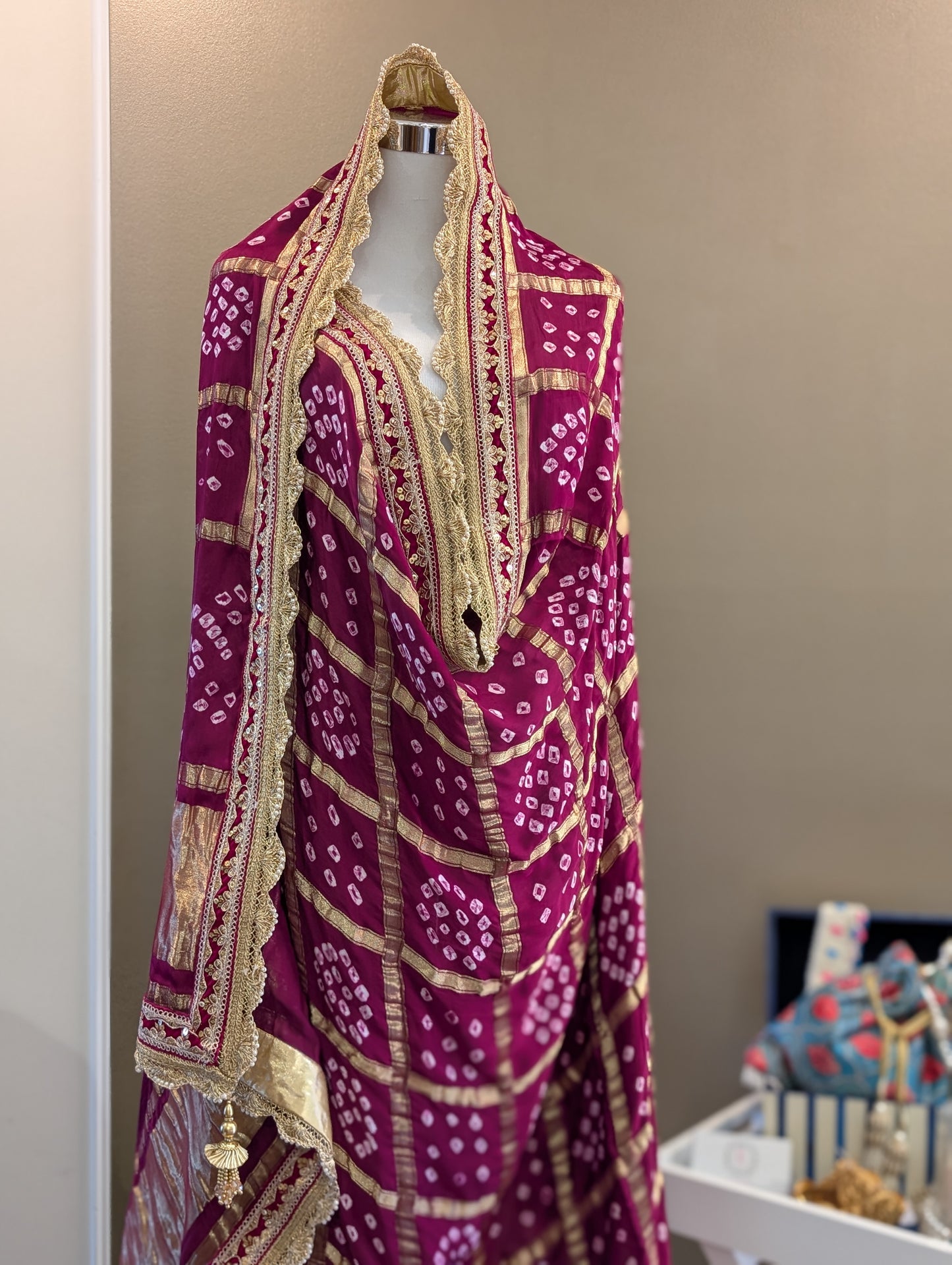 Garchola bandhej dupatta