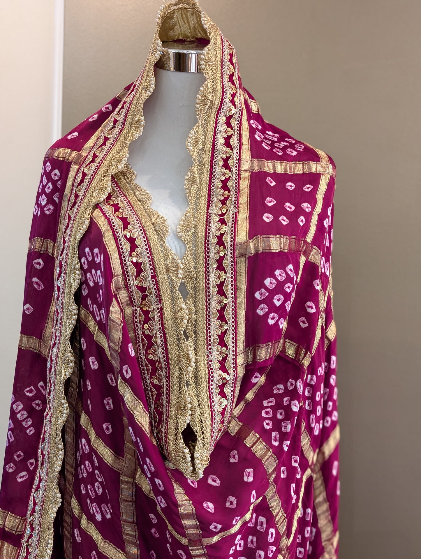 Garchola bandhej dupatta