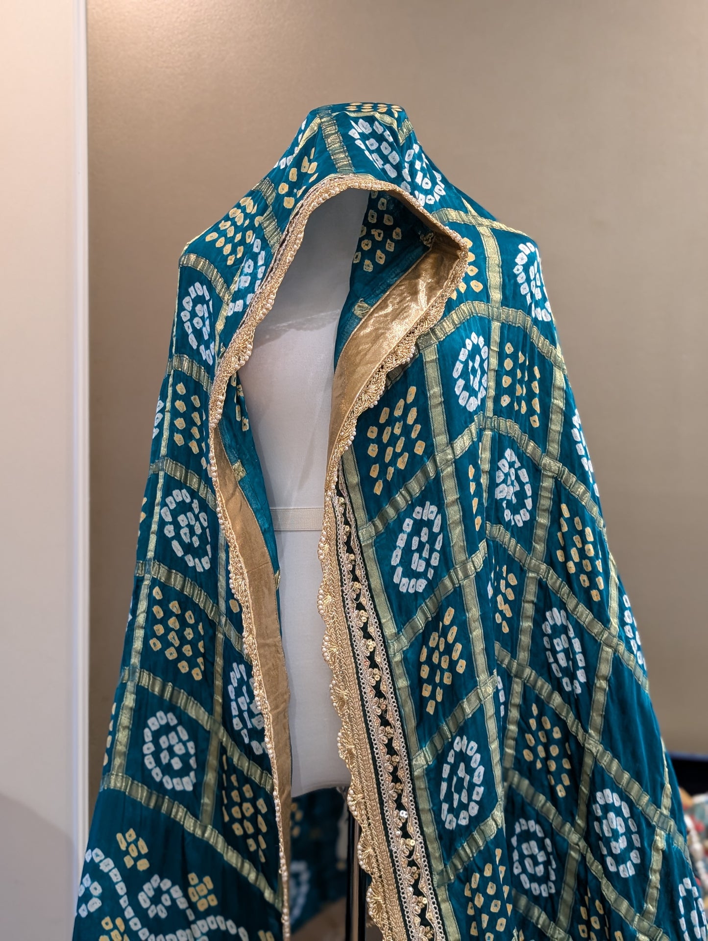 Garchola bandhej dupatta