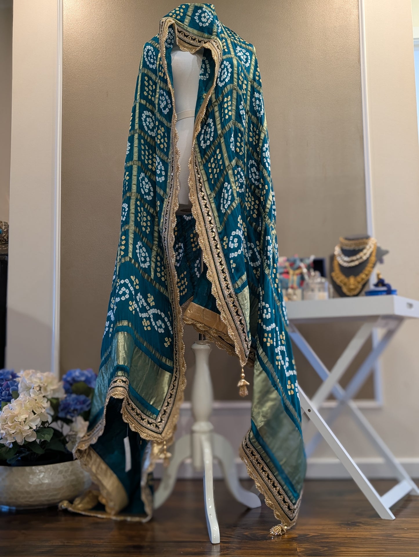 Garchola bandhej dupatta